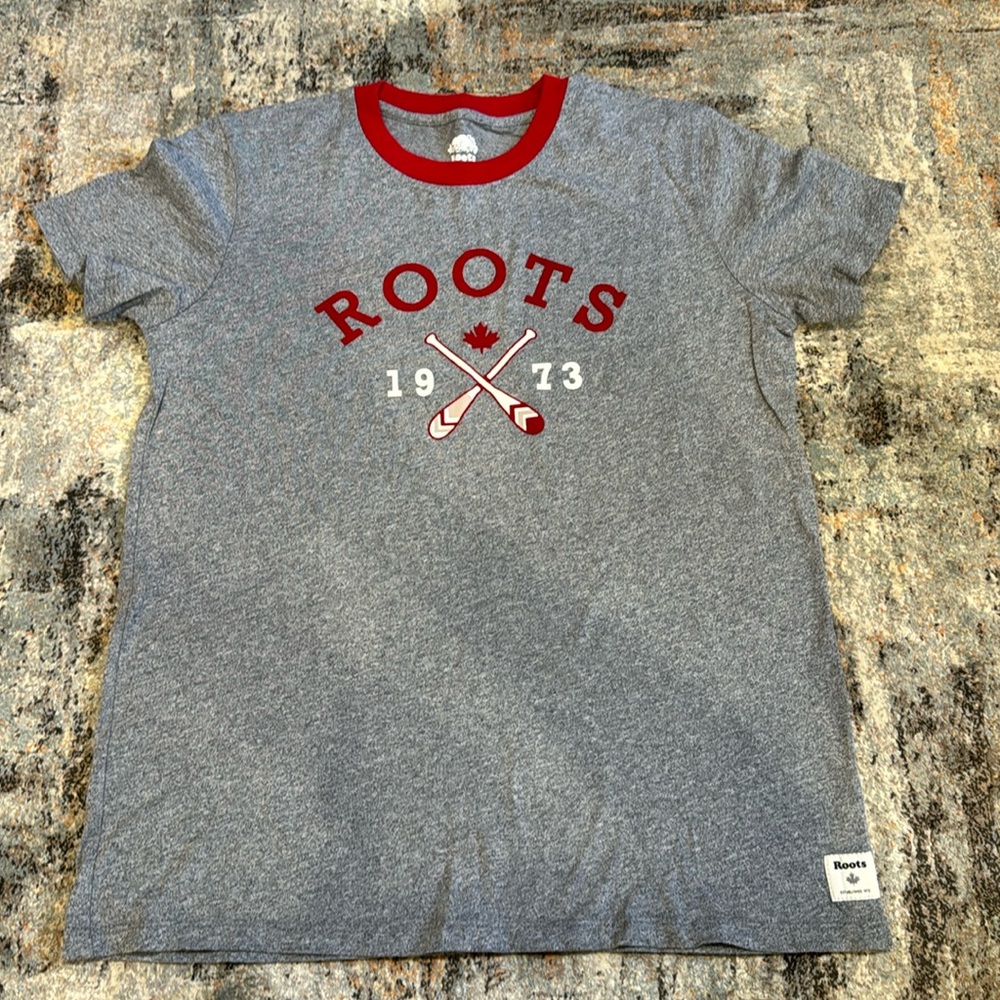 T-Shirt short sleeve; grey color; by Roots Size Medium (M) In Great Condition